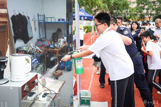 开学第一课：实景模拟与互动教学，培养中小学生安全素养