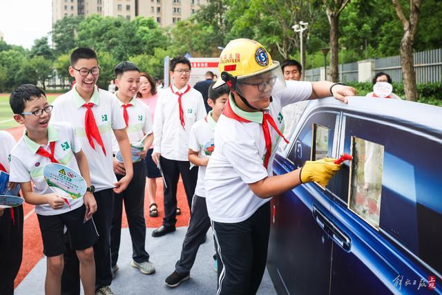 开学第一课：实景模拟与互动教学，培养中小学生安全素养