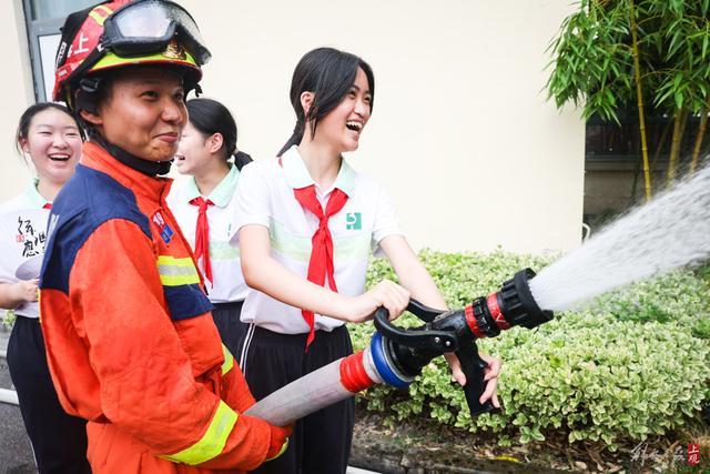 开学第一课：实景模拟与互动教学，培养中小学生安全素养