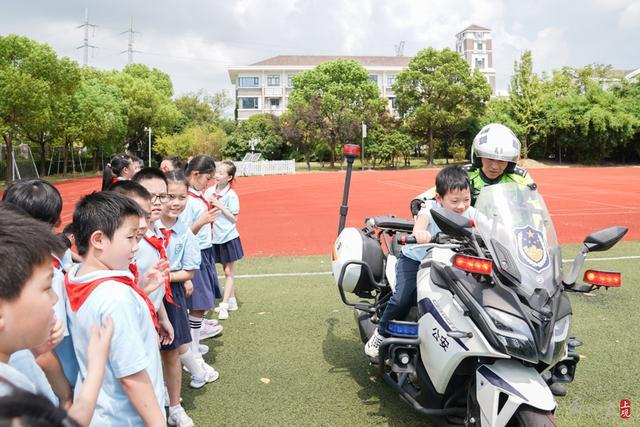 开学第一课：实景模拟与互动教学，培养中小学生安全素养