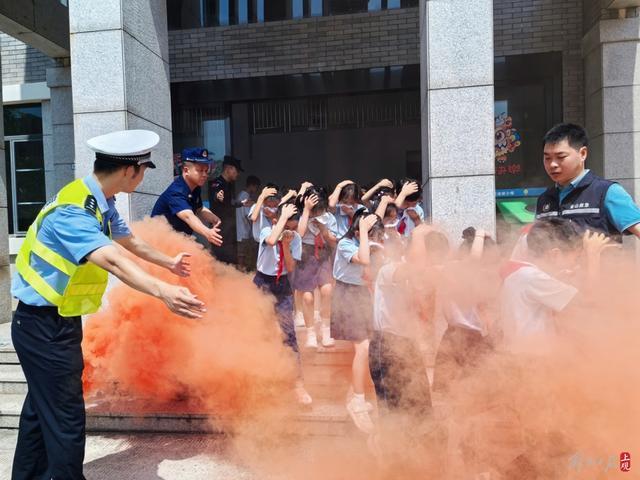 开学第一课：实景模拟与互动教学，培养中小学生安全素养