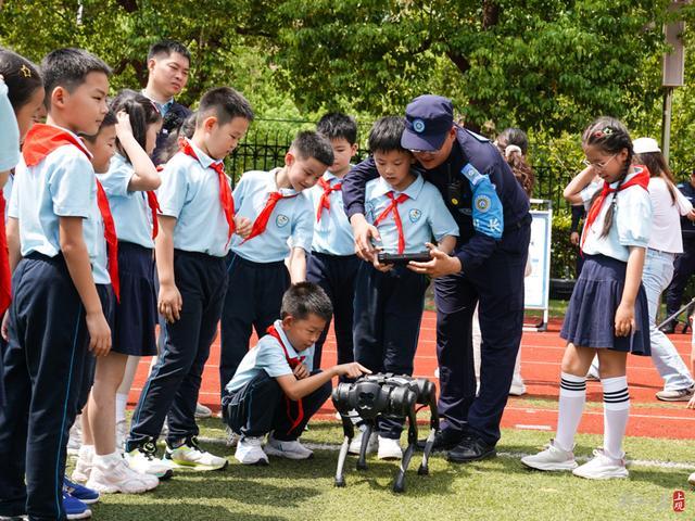 开学第一课：实景模拟与互动教学，培养中小学生安全素养