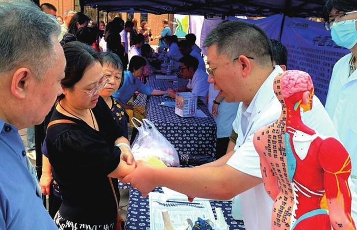 当人间烟火遇上中医文化“小河沿・中医・市集”火爆开市