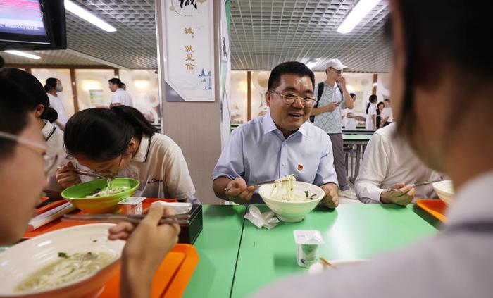 实现“桶餐到班”、提前自由点餐，北京中小学校园餐有了新变化