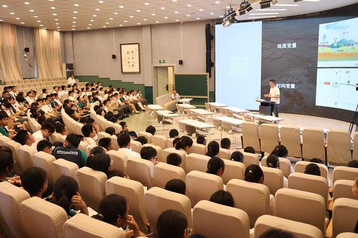 气象专家卞赟走进北师大亚太实验学校，带领同学“看云识天气”