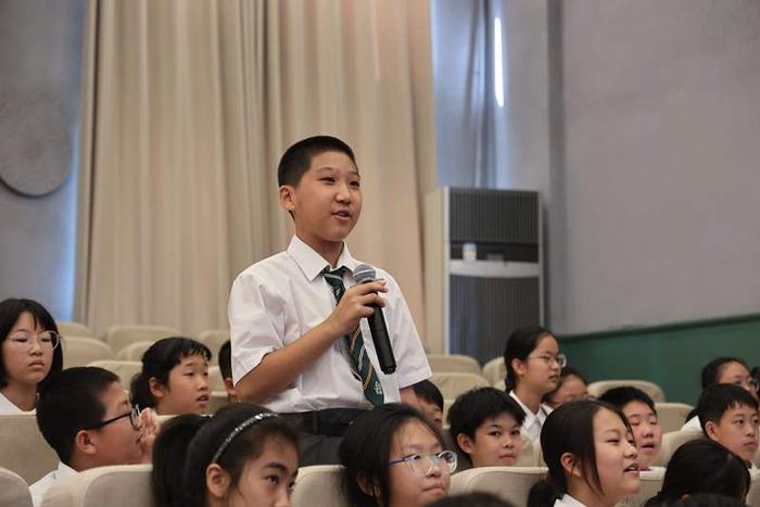 气象专家卞赟走进北师大亚太实验学校，带领同学“看云识天气”