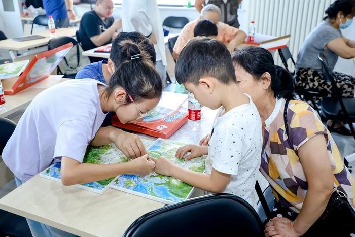 开学前市规委通州分局进社区科普测绘知识，带学生揭秘地图奥秘