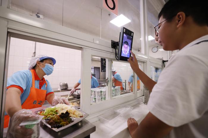 实现“桶餐到班”、提前自由点餐，北京中小学校园餐有了新变化