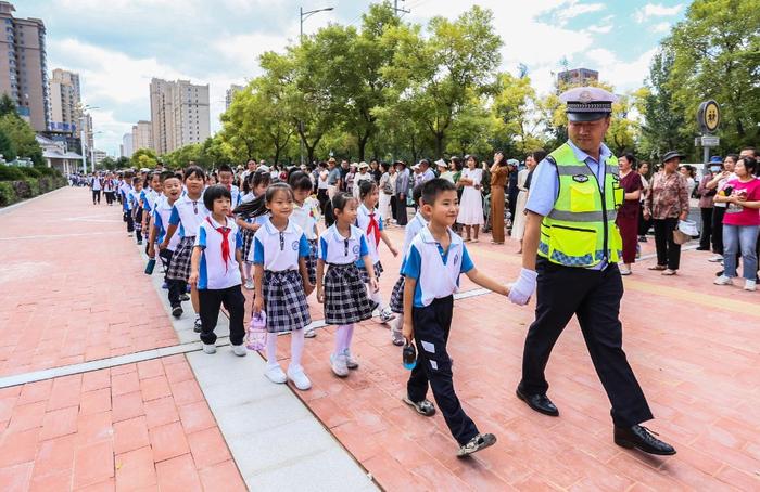 开学第一天，崆峒公安“护学岗”准时“上线”！