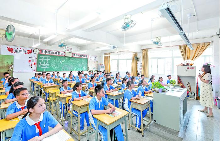 我市各中小学校和幼儿园迎来秋季新学期