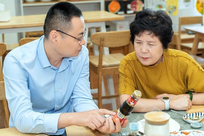 轻盐酱油助力健康饮食，中国烹饪协会会长杨柳参观调研欣和集团