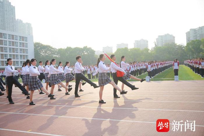 中华中学这堂开学第一课，好暖！书记、校长两校区同开讲，希望学生习得“永远快乐”的能力