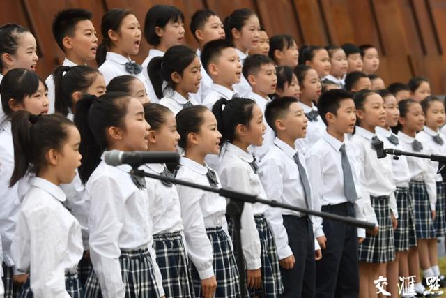 纪念这场伟大胜利！这群青少年在胜利广场唱响爱国歌曲