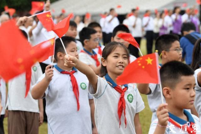 纪念这场伟大胜利！这群青少年在胜利广场唱响爱国歌曲