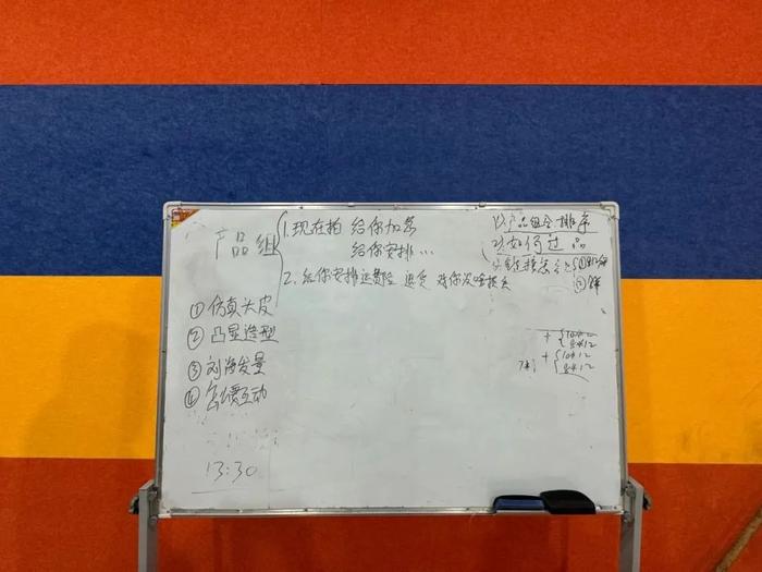 周培业团队直播后复盘。来源:凤凰WEEKLY