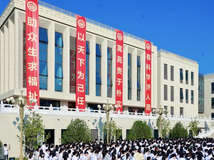 中国工程院副院长、中国医学科学院北京协和医学院院校长王辰寄语青年医学生：正确地学习医学，学习正确的医学