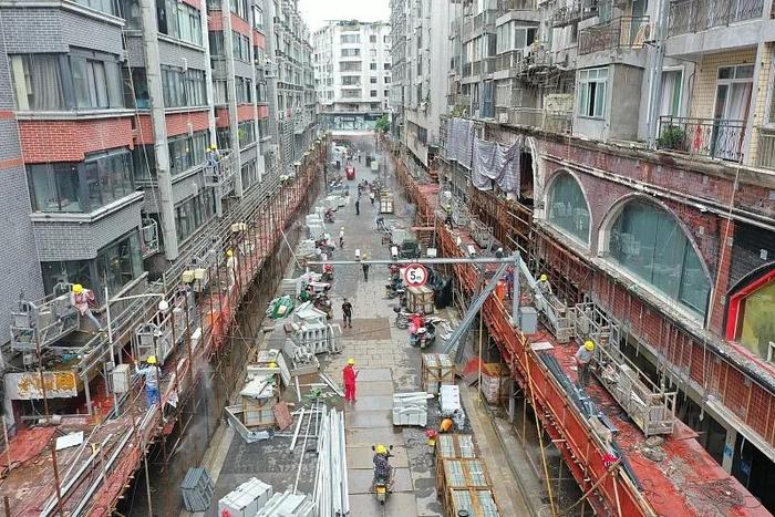 工人检查、维修房屋