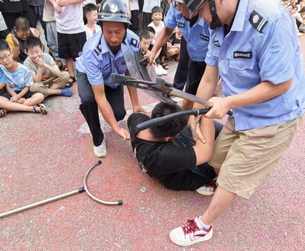 南召县四棵树乡初级中学举行学生学法、知法、用法 法律伴我成长专题会