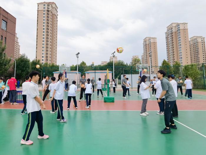 天津市西青区华诚中学与天津女排举办共建活动：上特色思政课 感受女排精神