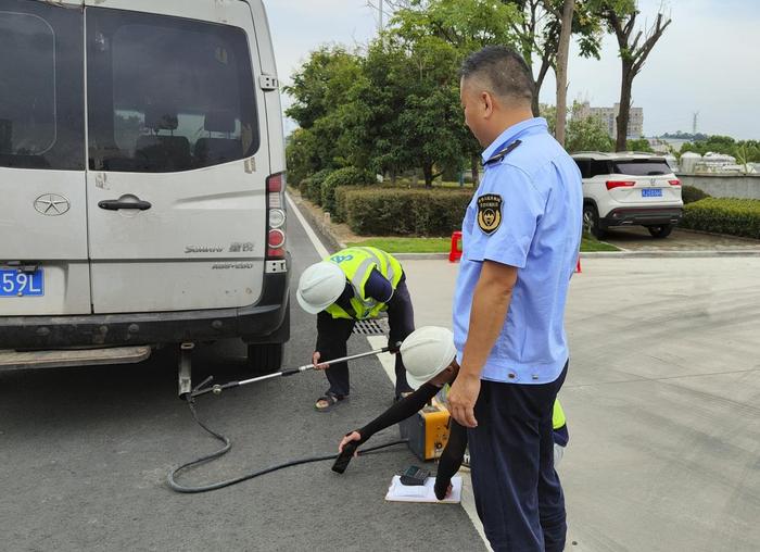 读图丨湖北罗田环保交警联动严查尾气