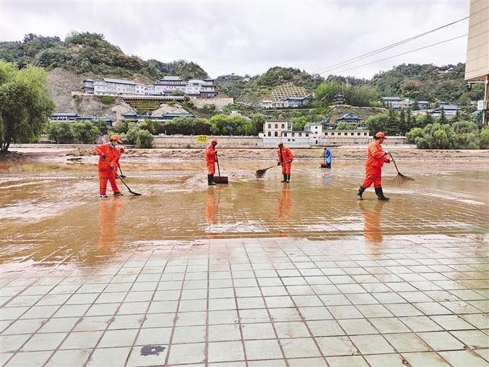 “汛”速行动 排涝清淤  兰州黄河风情线大景区管委会积极应对降雨天气