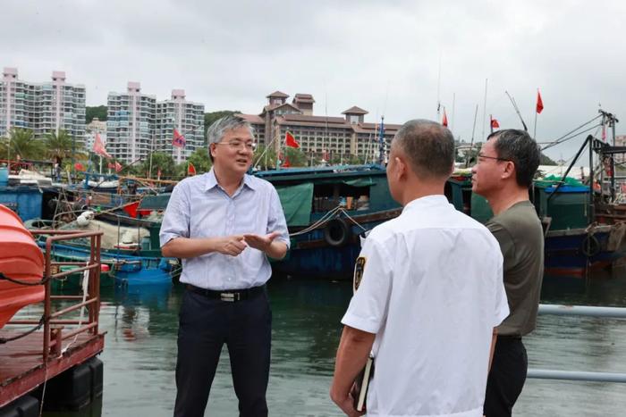 周红波检查各类船舶进港避风情况时指出 强化责任落实 加强协作联动 确保“船到港、人上岸、不回流”