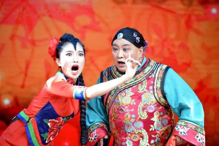 2019年7月21日,第七届全国少数民族曲艺展演在呼和浩特市开幕,演员在表演二人台《俏夕阳》。新华社记者 王靖 摄