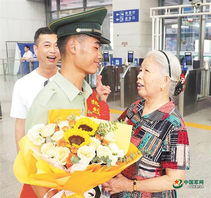 又是一年退伍季，服役期满的老兵带着军旅荣光和回忆回到家乡