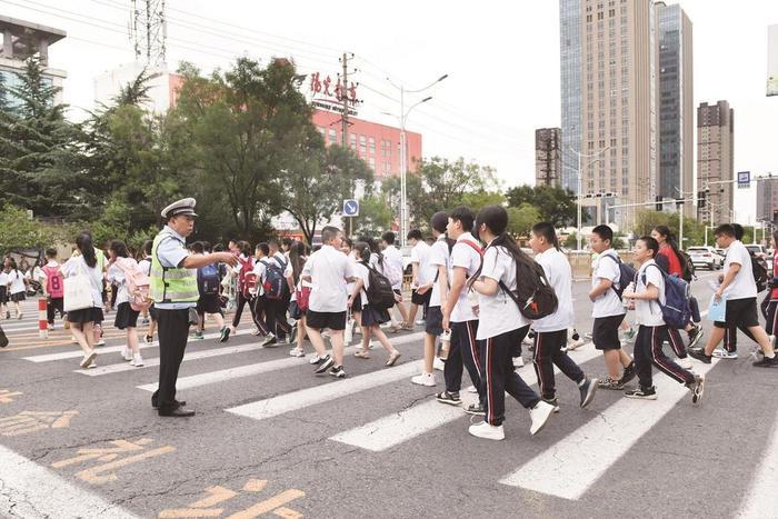 每天在人行横道上跑800多趟，“徐叔叔”被学生们写进作文