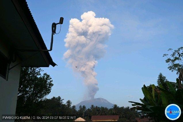 印尼伊布火山喷发 火山灰柱达4000米