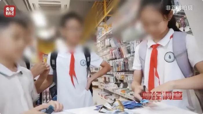 沉迷在“社交利器”中的小孩 | 每日教育