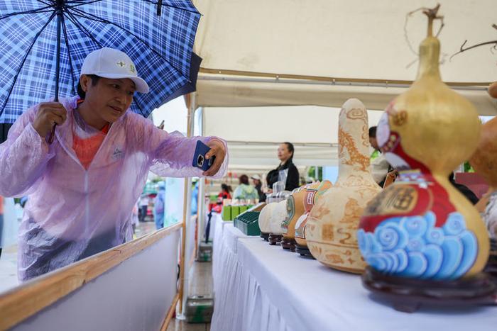 白露秋雨中 6000人徒步京西古道探访百年古村