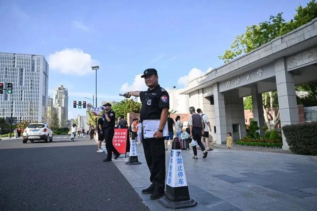 “上海到底有谁在？”来看杨浦各大高校迎新报到现场→