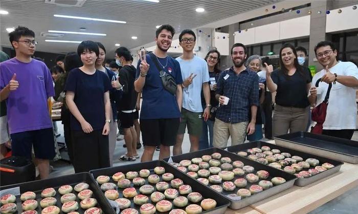 广以师生做月饼感受传统“潮汕味道”