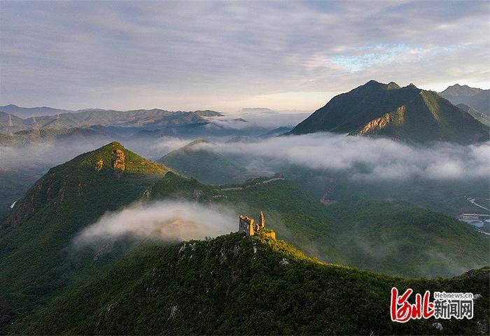 河北迁西：朝霞云雾长城美