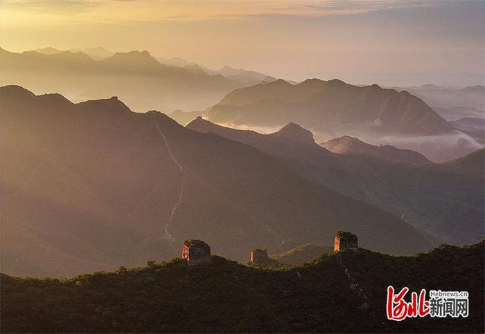 河北迁西：朝霞云雾长城美