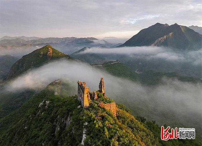 河北迁西：朝霞云雾长城美