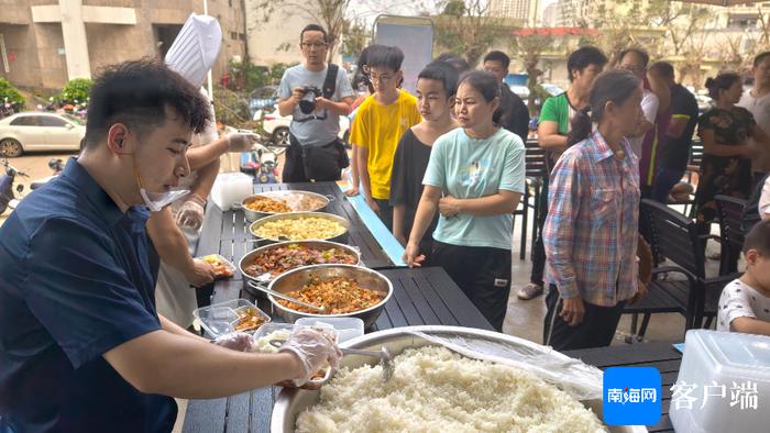 免费洗澡、充电、茶饮、爱心餐……海南这些“避风港”很暖