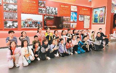 来自内蒙古自治区赤峰市的一个研学团在内蒙古民族解放纪念馆参观学习。李思宇摄(内蒙古民族解放纪念馆供图)