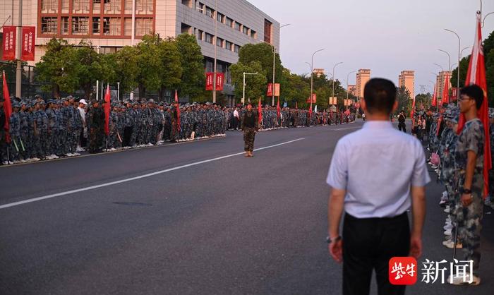 “很热很累，但我不想掉队”，大学新生8公里拉练，开启人生新征程