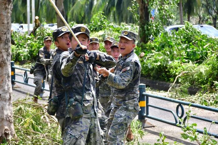 武警全媒体走海疆丨台风“摩羯”虐袭，海南武警帮助群众灾后重建