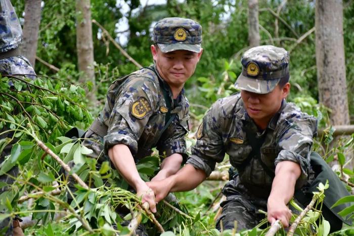 武警全媒体走海疆丨台风“摩羯”虐袭，海南武警帮助群众灾后重建