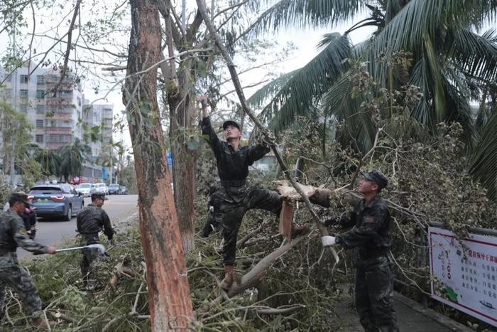 武警全媒体走海疆丨台风“摩羯”虐袭，海南武警帮助群众灾后重建