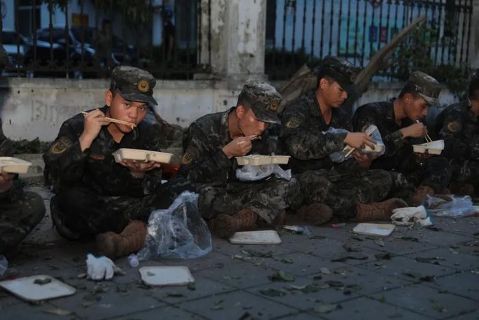 武警全媒体走海疆丨台风“摩羯”虐袭，海南武警帮助群众灾后重建