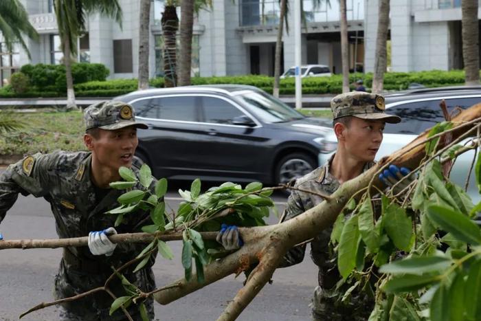 武警全媒体走海疆丨台风“摩羯”虐袭，海南武警帮助群众灾后重建