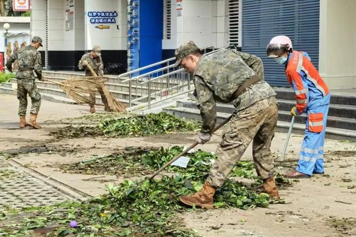 武警全媒体走海疆丨台风“摩羯”虐袭，海南武警帮助群众灾后重建