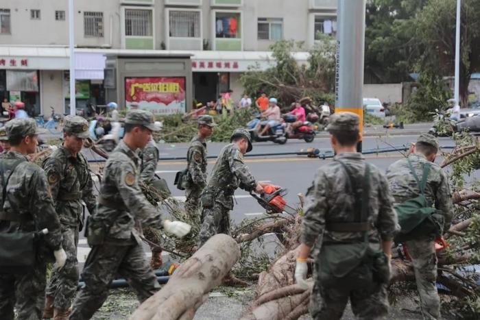 武警全媒体走海疆丨台风“摩羯”虐袭，海南武警帮助群众灾后重建