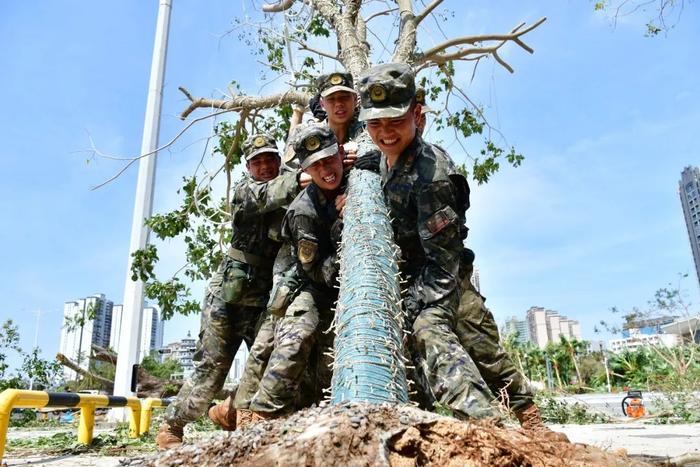 武警全媒体走海疆丨台风“摩羯”虐袭，海南武警帮助群众灾后重建