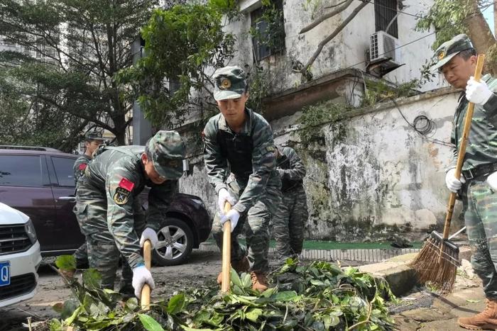 武警全媒体走海疆丨台风“摩羯”虐袭，海南武警帮助群众灾后重建