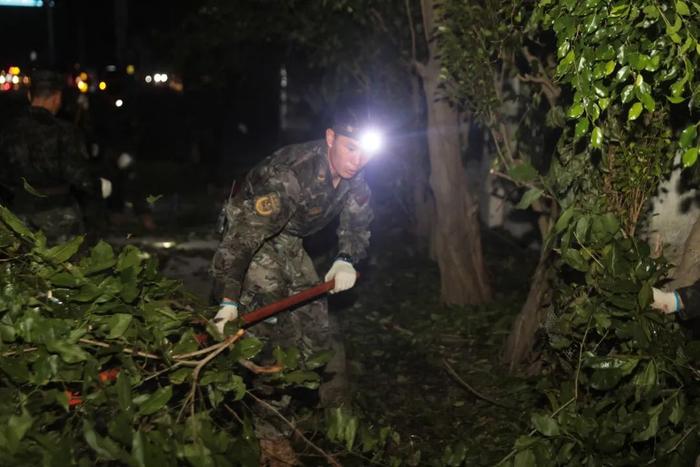 武警全媒体走海疆丨台风“摩羯”虐袭，海南武警帮助群众灾后重建